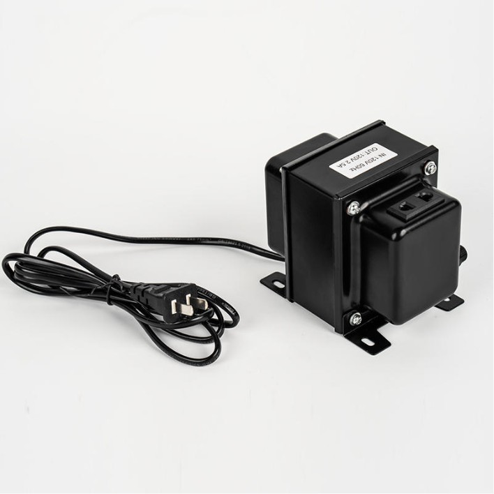 In che modo i trasformatori di isolamento prevengono efficacemente le interferenze elettriche e la propagazione dei guasti attraverso l'isolamento fisico?