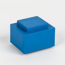 In che modo i trasformatori a bassa frequenza ottengono la conversione della tensione e la regolazione della corrente attraverso il principio dell'induzione elettromagnetica?