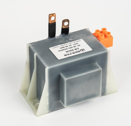 Quali sono le principali considerazioni progettuali per la dissipazione del calore nei trasformatori di tipo R per ambienti di installazione ad alta densità?